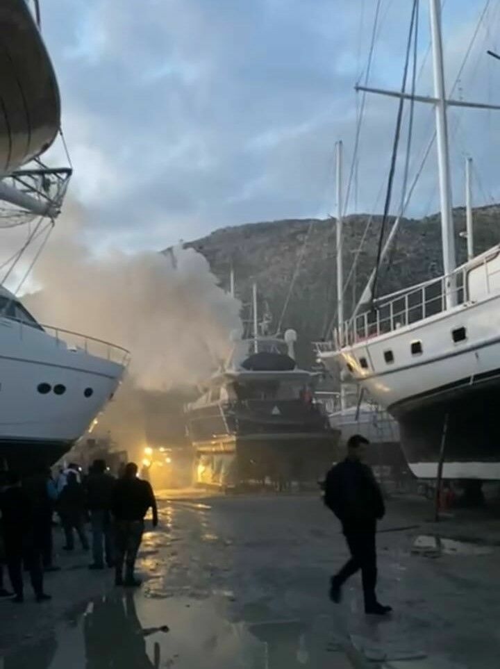 Marmaris'te Bakıma Getirilen Lüks Yat Alev Alev Yandı 