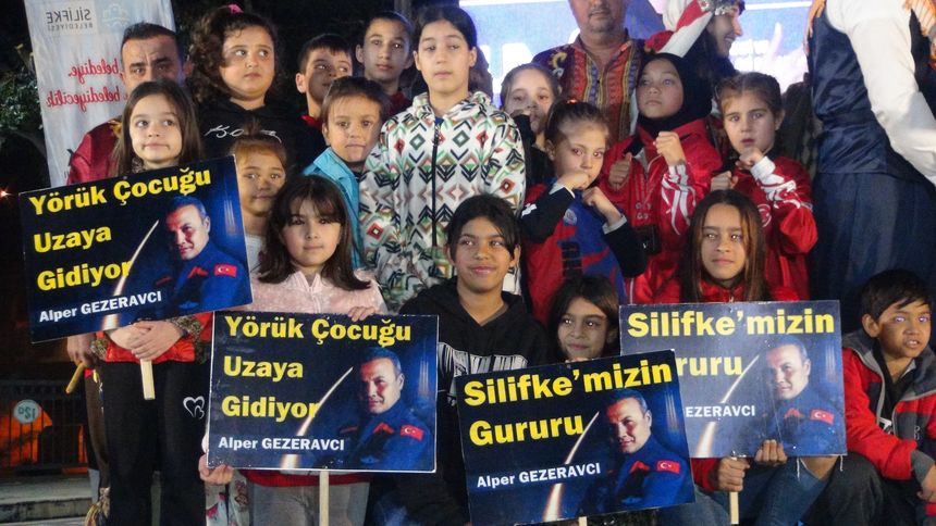 Mersinli Hemşerileri Ilk Türk Astronot Alper Gezeravcı'yı Uzaya Dualarla Uğurladı 