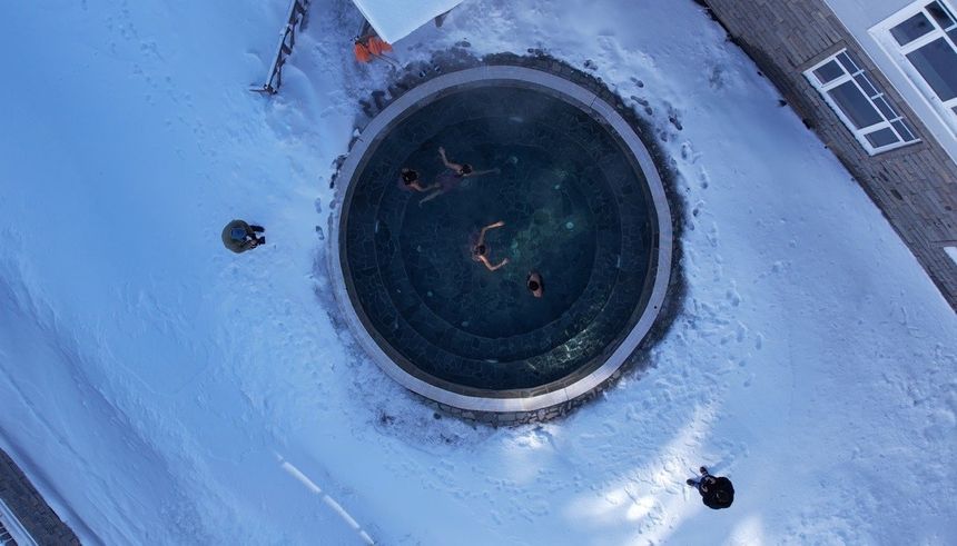Uludağ'daki oteller arasında bulunan bir tesiste, 37 derecelik açık havuz turistlerin ilgisini çekiyor. Tatilciler, kayak yaptıktan sonra dondurucu soğuk havada peştamalla açık havuzun keyfini çıkartıyor.
