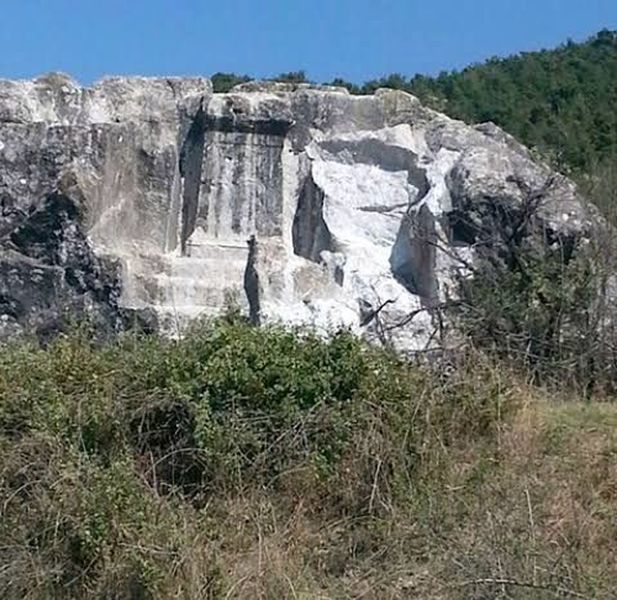 2000 Yıllık Kaya Mezarına Asitli Saldırı