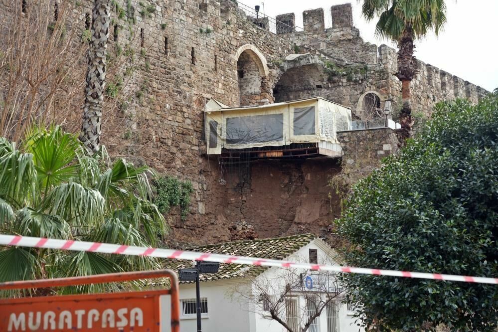 Antalya Kaleiçi'nde sağanak yağış sonrası surlarda yıkıntılar oluştu