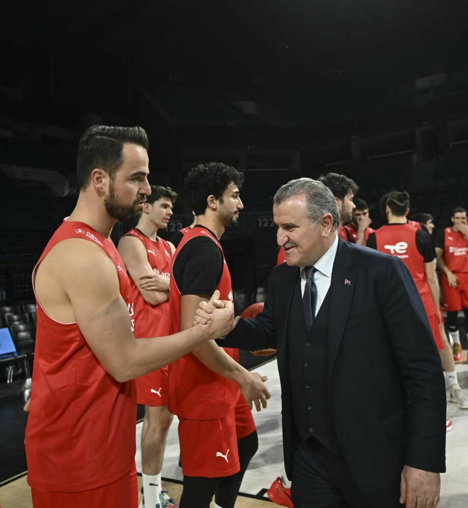 Gençlik ve Spor Bakanı Osman Aşkın Bak A Milli Basketbol Takımı'nı ziyaret etti