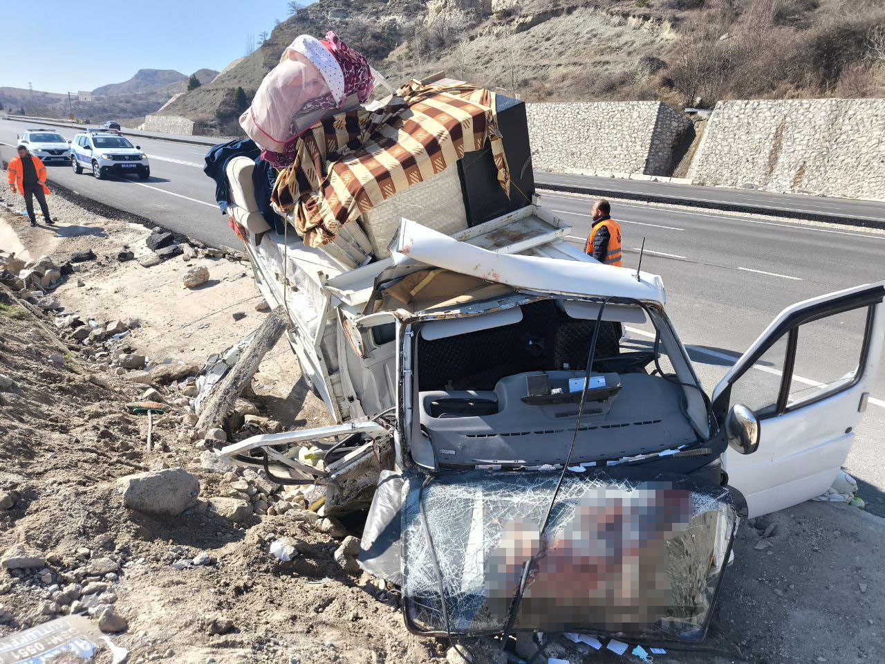 Amasya’da Tekeri Patlayan Kamyonette Can Pazarı3