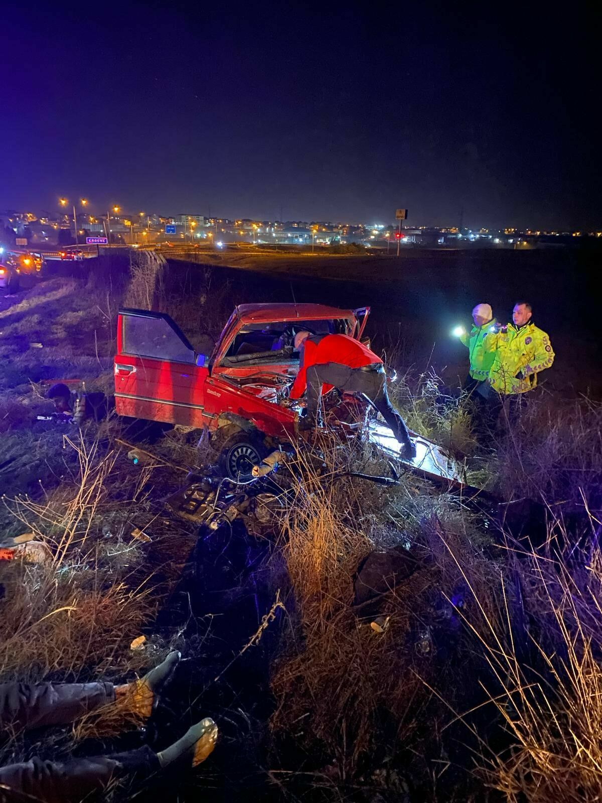 Beton Bloğa Çarpıp Paramparça Olan Araçtan Sağ Çıktılar 