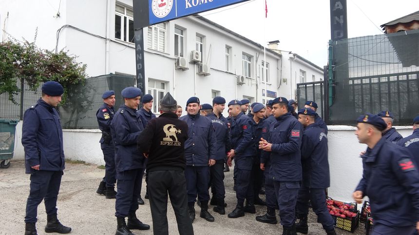 Elmacı Dede Adana'daki Askerlere Elma Dağıttı 