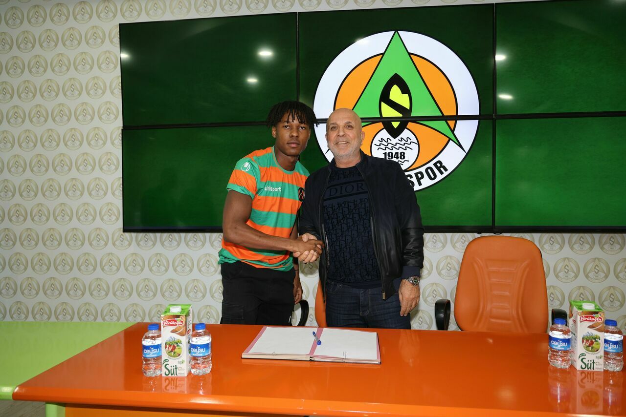 Corendon Alanyaspor 19 yaşındaki Daniel Kehinde Akinlosotu ile sözleşme imzaladı