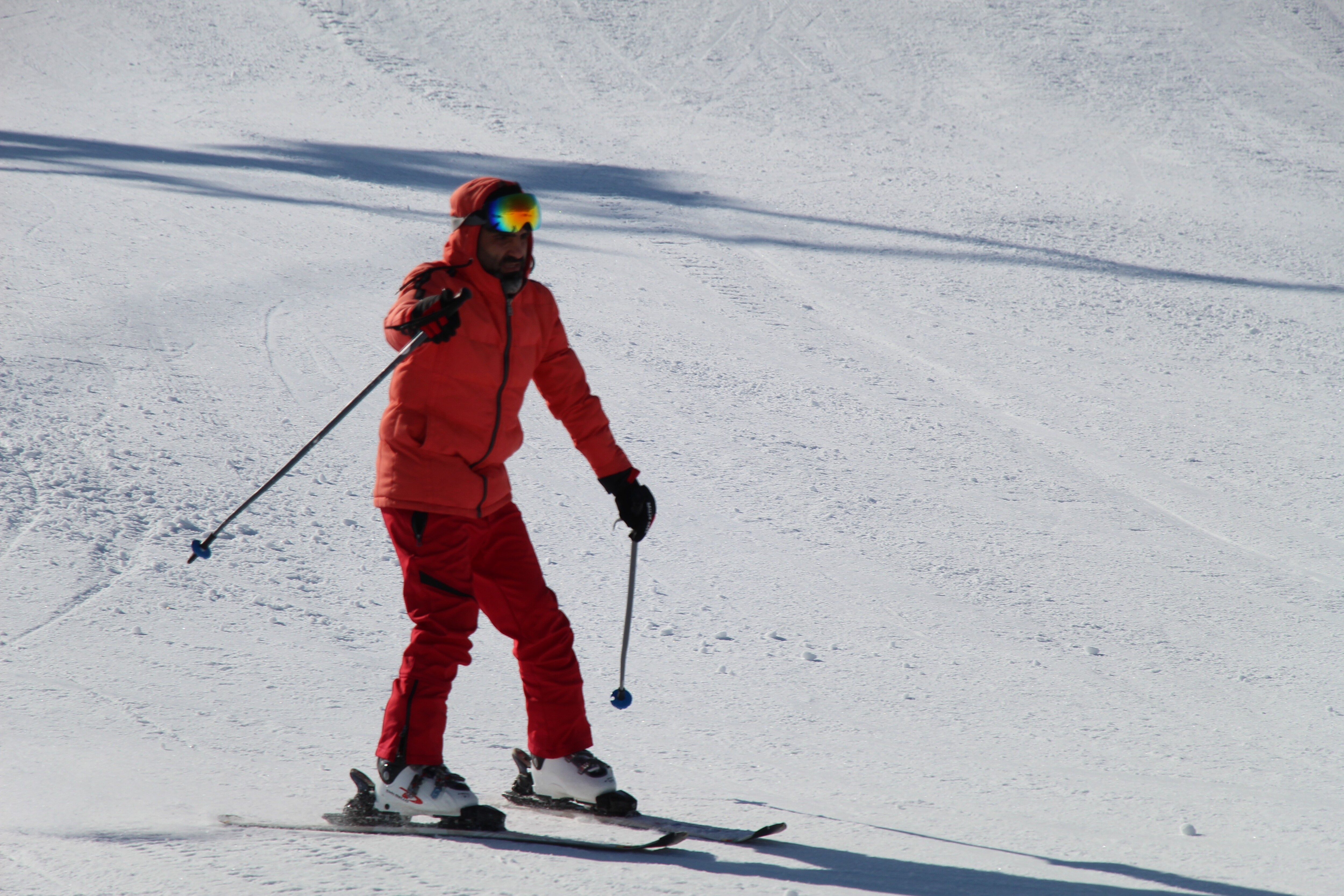 Bingöl'ün Doğu Anadolu Bölgesi'ndeki önemli kış sporları merkezlerinden biri olan Hesarek Kayak Merkezi, son 3 hafta içinde yaklaşık 25 bin ziyaretçiyi ağırladı. Hafta sonları özellikle yoğun olan merkez, bölgedeki kayak tutkunlarının ve ailelerinin tercihi haline geldi.