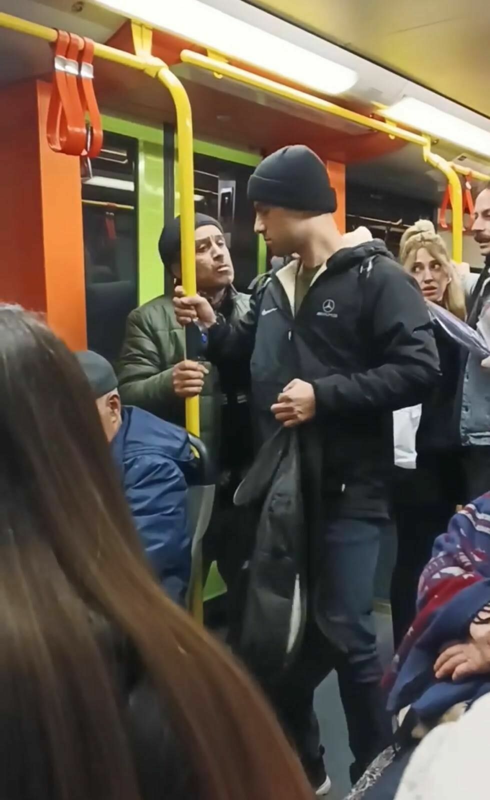 Metroda Müzik Çalan Gençlerle Yolcular Arasında Gerilim Kameralara Yansıdı!-4