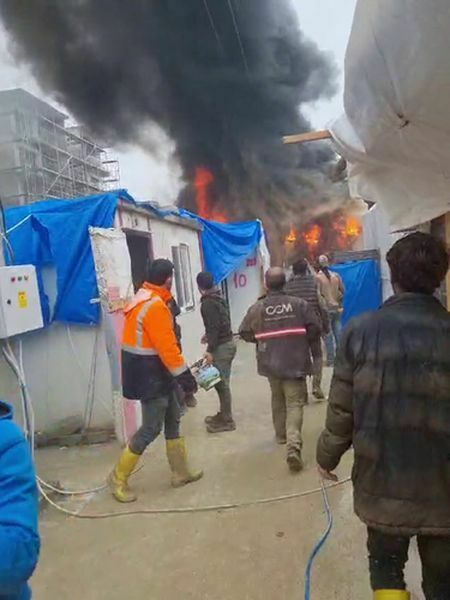 Hatay'da Işçi Konteynerleri Alev Alev Yandı