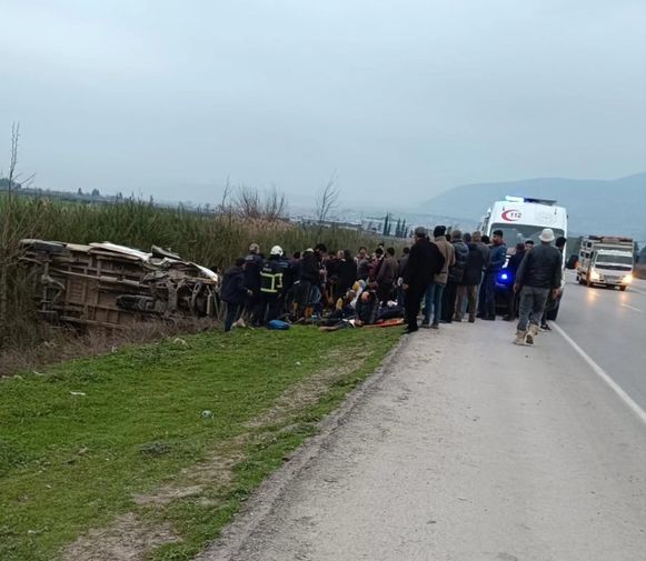 Hatay'da Tarım Işçileri Minibüsü Tarlaya Uçtu!