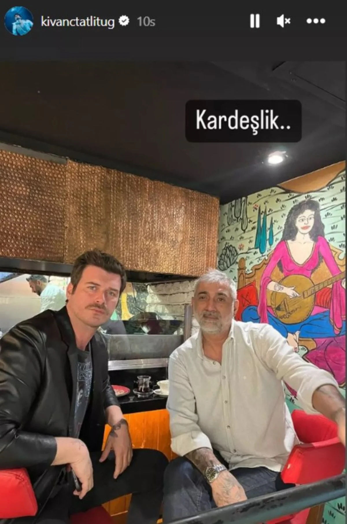 Ünlü oyuncu Kıvanç Tatlıtuğ, abisi Cem Tatlıtuğ ile birlikte çekilmiş bir fotoğrafını Instagram hesabından paylaştı. Bu paylaşım, sosyal medyada büyük yankı uyandırdı.