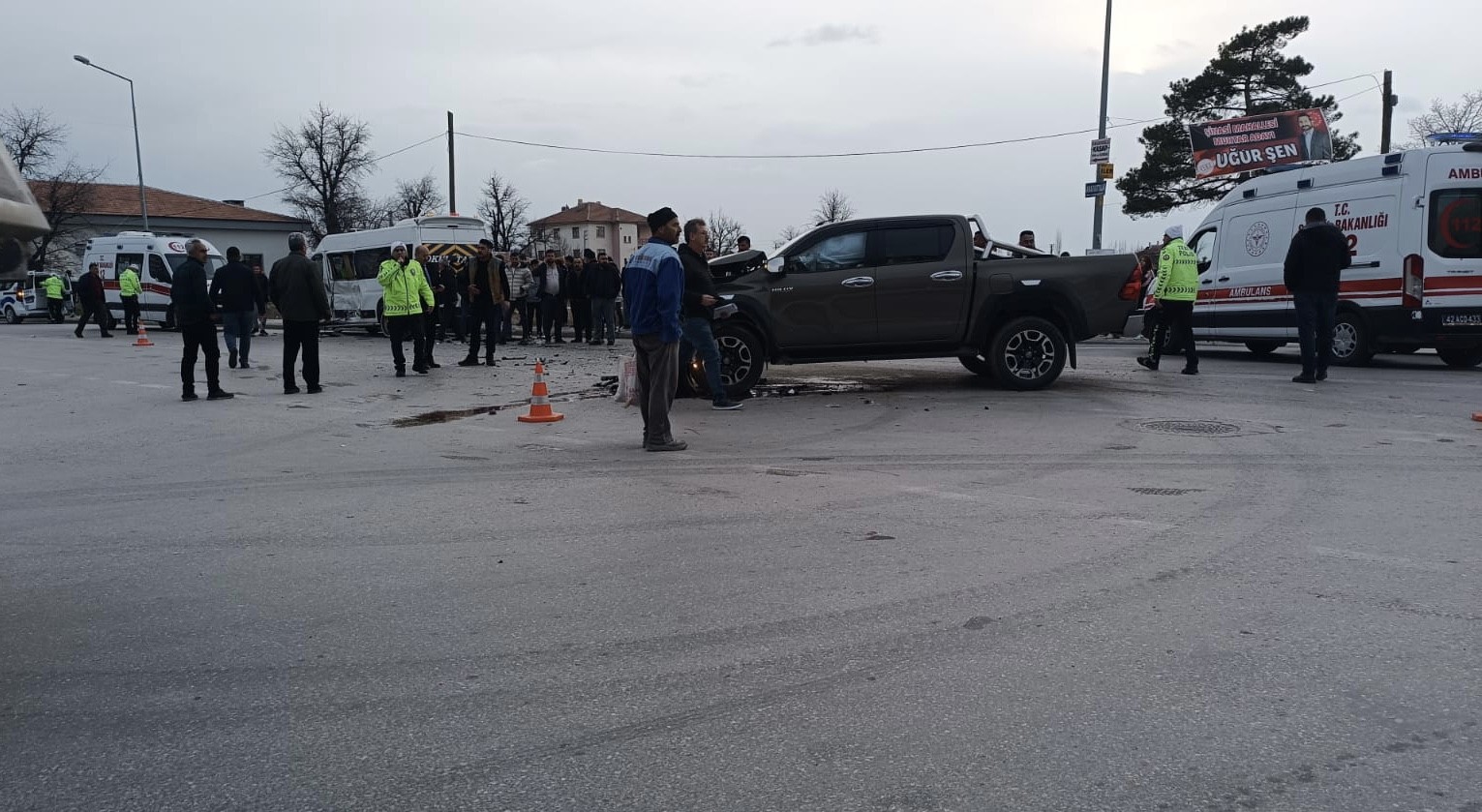 Konya’da Öğrenci Servisi Ile Kamyonet Çarpıştı3