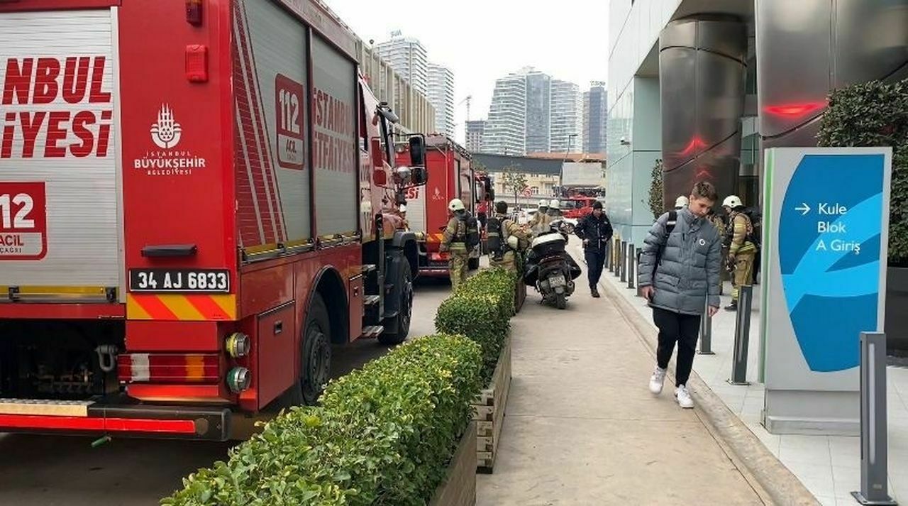 Lüks Rezidansta Panik Anları! Otoparktaki Araç Alev Topuna Döndü 