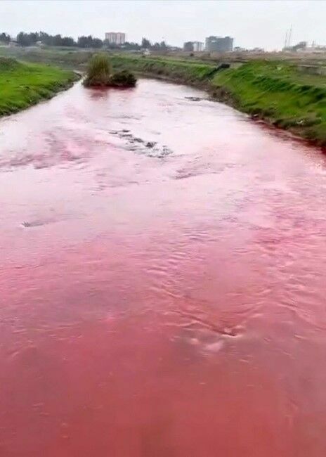 Mersin'de Berdan Nehri Kırmızıya Büründü 