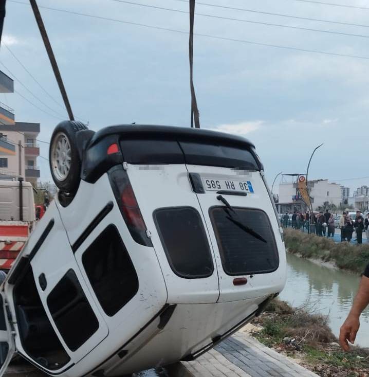 Mersin'de Sulama Kanalına Düşen Araçta Feci Son