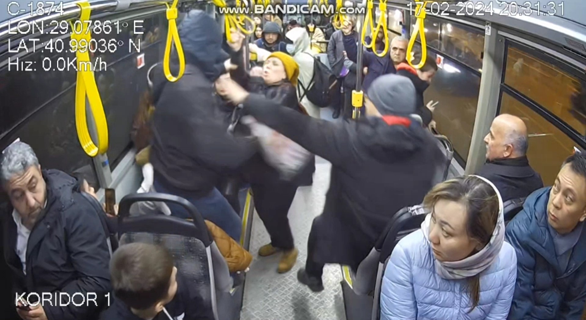 Otobüste Yer Isteyen Kadına Yumruklu Saldırı Kamerada2