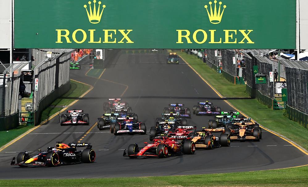 Sainz Avustralya Grand Prix'sini kazanarak zirveye yerleşti