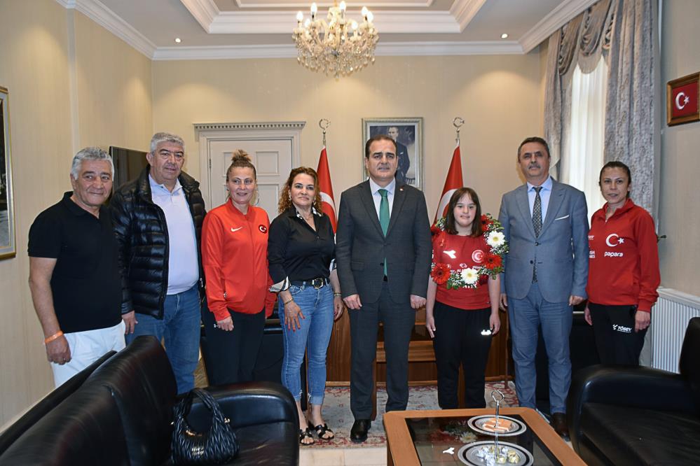 Muğla Valisi Akbıyık milli sporcu Elif Oral'ı tebrik etti