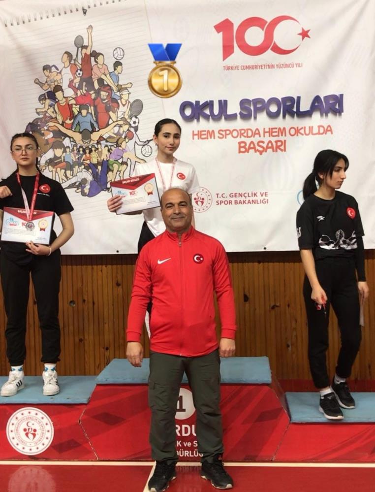 Antalyalı İlknur Su Topal Türkiye Bilek Güreşi Şampiyonu oldu