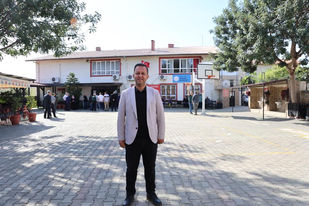 Kozan'da asırlık okullarda oy kullanma işlemi başladı