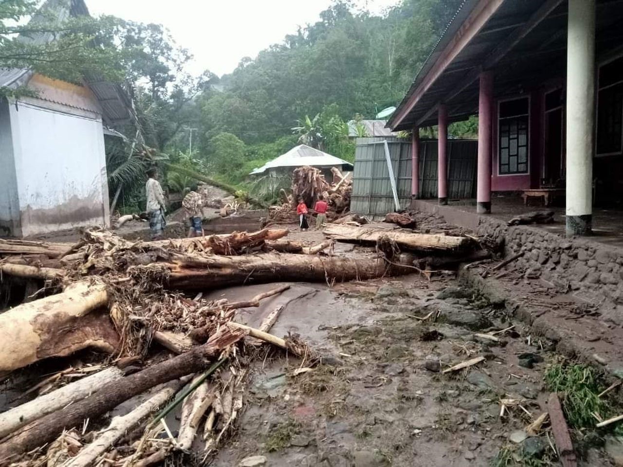 Endonezya'da Sel Ve Toprak Kayması5