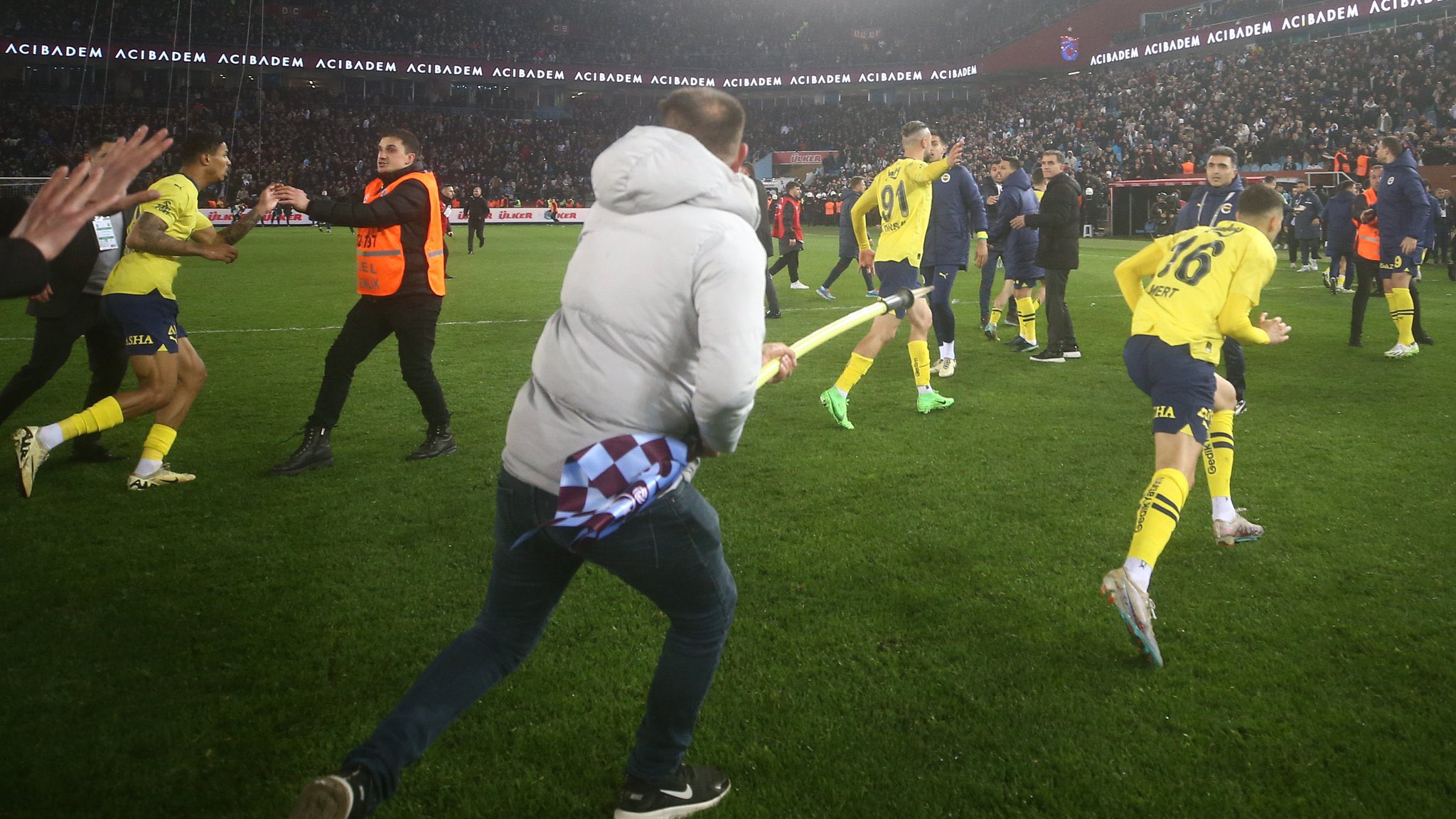 Trabzonspor Fenerbahçe maçı sonrası sahada karışıklık çıktı