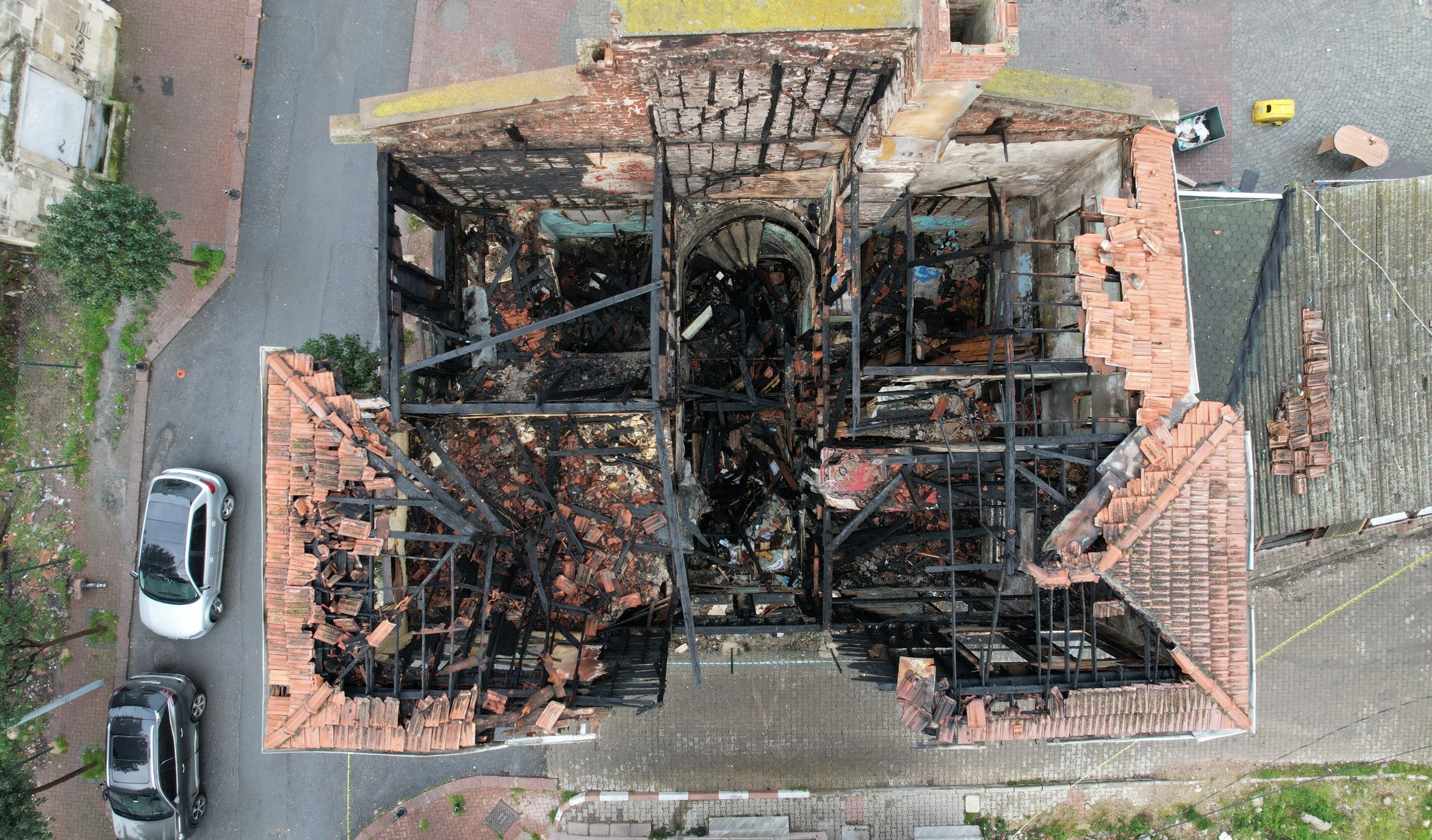Büyükçekmece'deııo 121 Yıllık Tarihi Ahşap Bina Yangında Kül Oldu