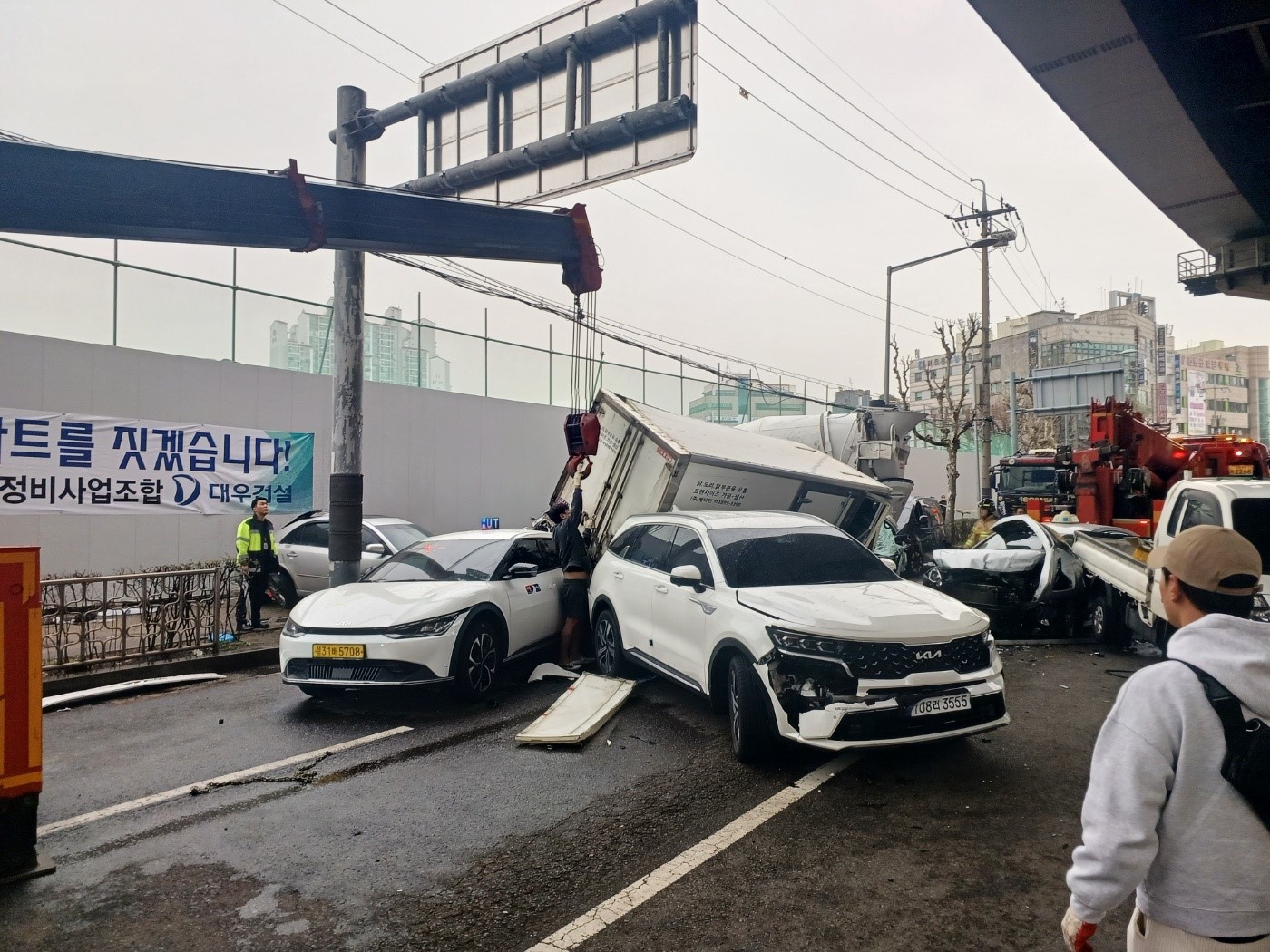 Güney Kore’de 13 Araç Zincirleme Kazaya Karıştı4