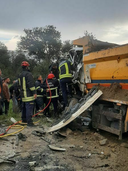 Hatay'da 2 Hafriyat Kamyonları Çarpıştı! 3 Yaralı (2) Result