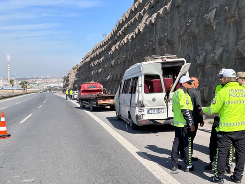 Hatay'da Devrilen Minibüsteki 12 Kişi Yaralandı (3) Result