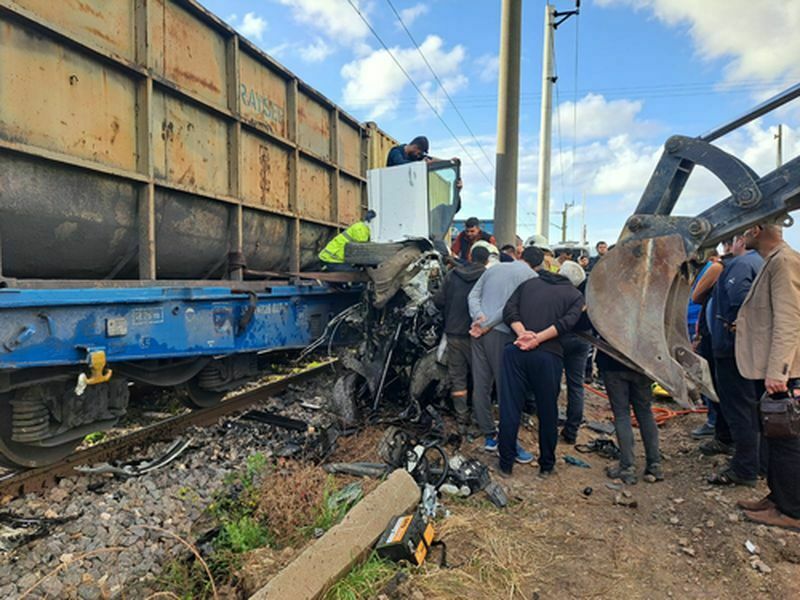 Hatay'da Feci Kaza! Yük Treni Otomobile Çarptı (2) Result