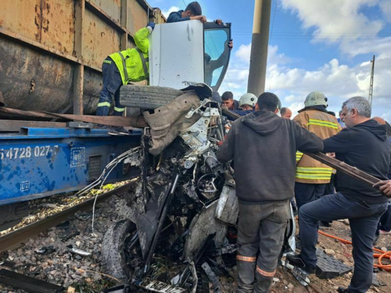 Hatay'da Feci Kaza! Yük Treni Otomobile Çarptı (3) Result