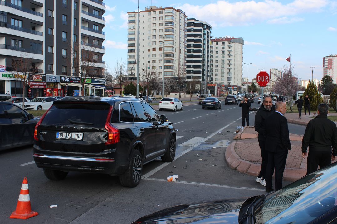 Kayserispor Başkanı Kaza Yaptı! Mobilet Sürücüsü Ağır Yaralı (2) Result