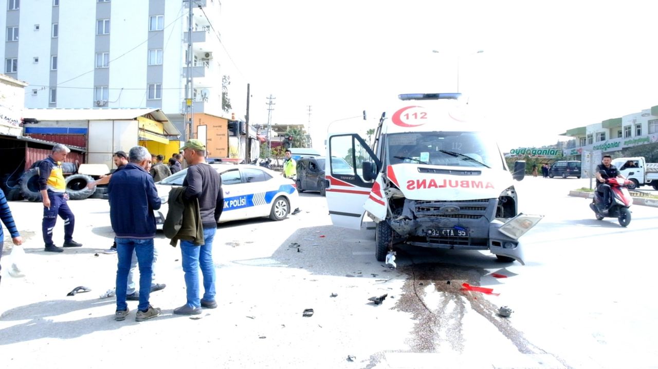 Mersin'de Içinde Hasta Bulunan Ambulans Ticari Araçla Çarpıştı (2) Result