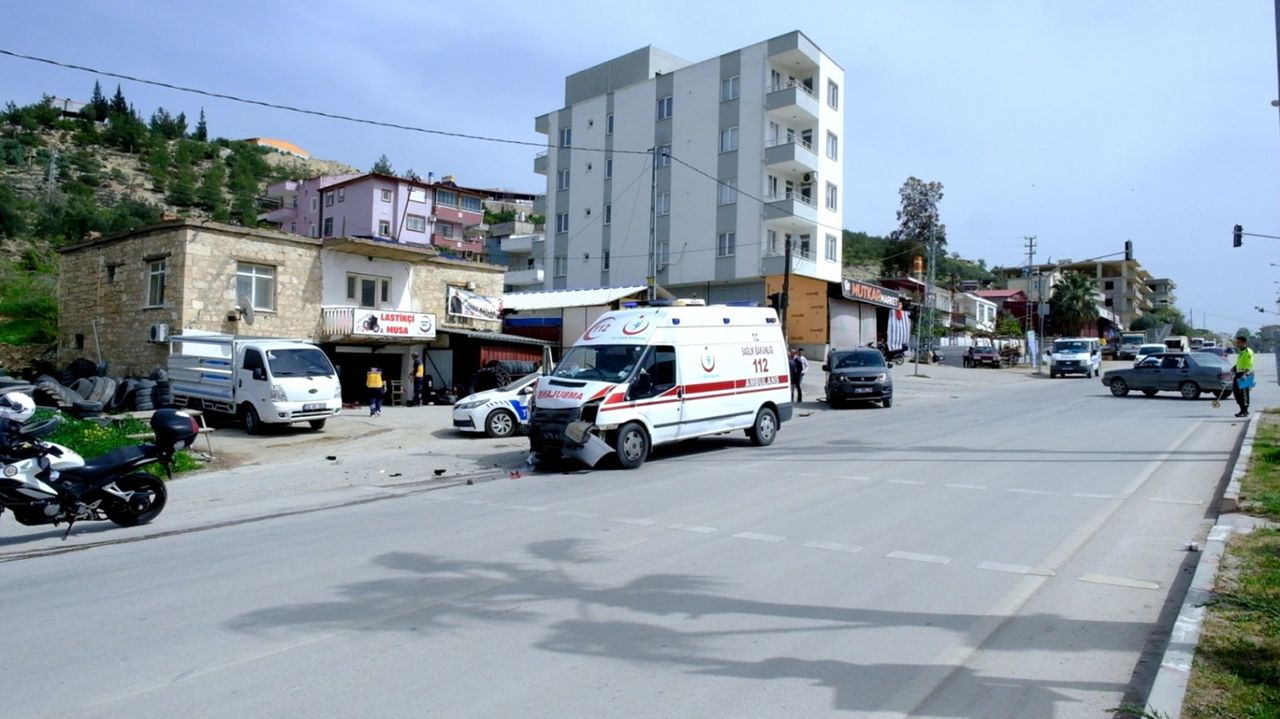 Mersin'de Içinde Hasta Bulunan Ambulans Ticari Araçla Çarpıştı (3) Result