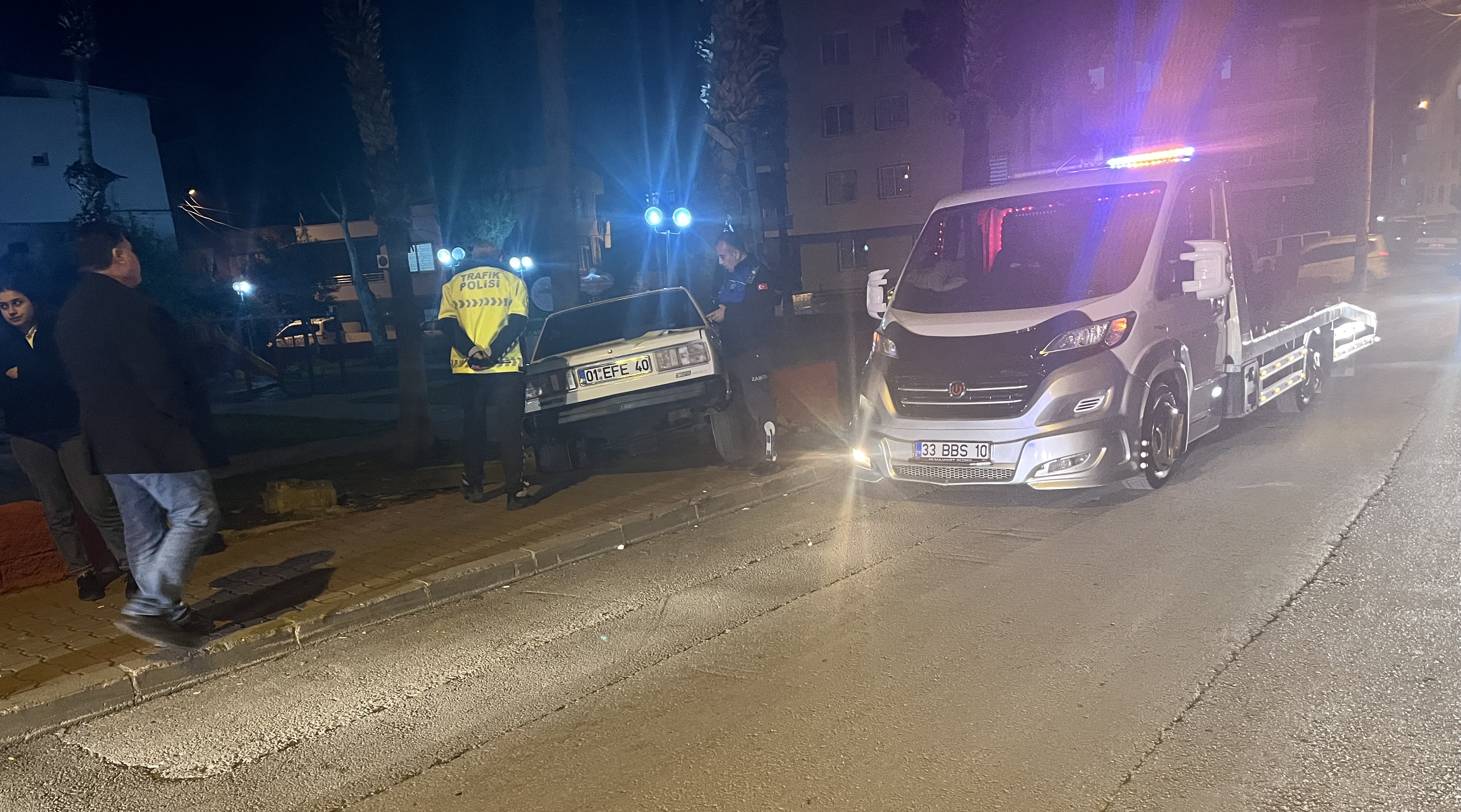 Mersin'de Kontrolden Çıkan Araç Karacaoğlan Parkı'na Girdi (3)