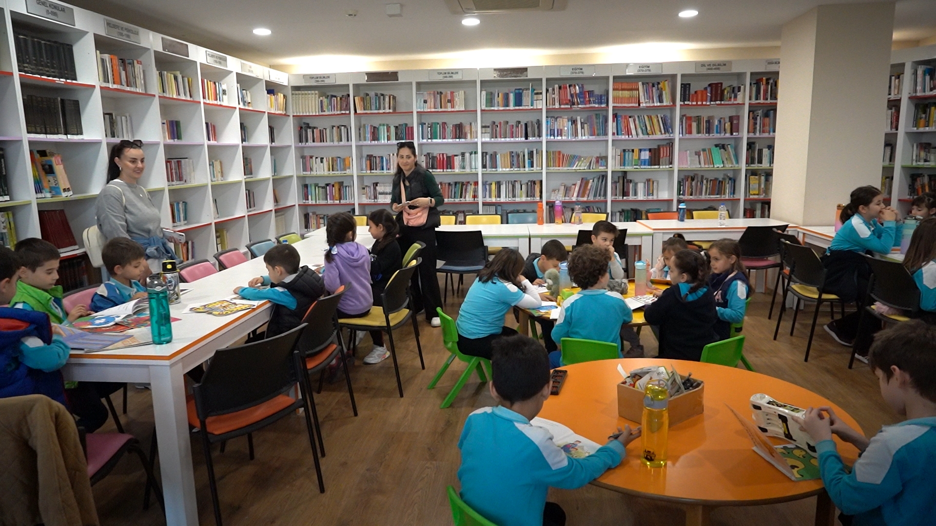 Öğrenciler Konyaaltı Belediyesi Kütüphanesi'ni ziyaret etti