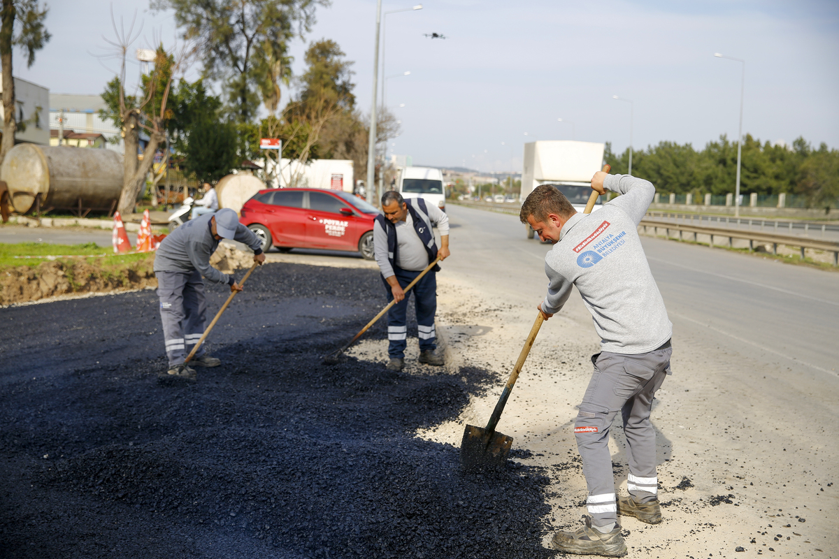 Antalya Büyükşehir Belediyesi Ünsal Mahallesi'nda yeni yol açma çalışmalarını tamamlıyor