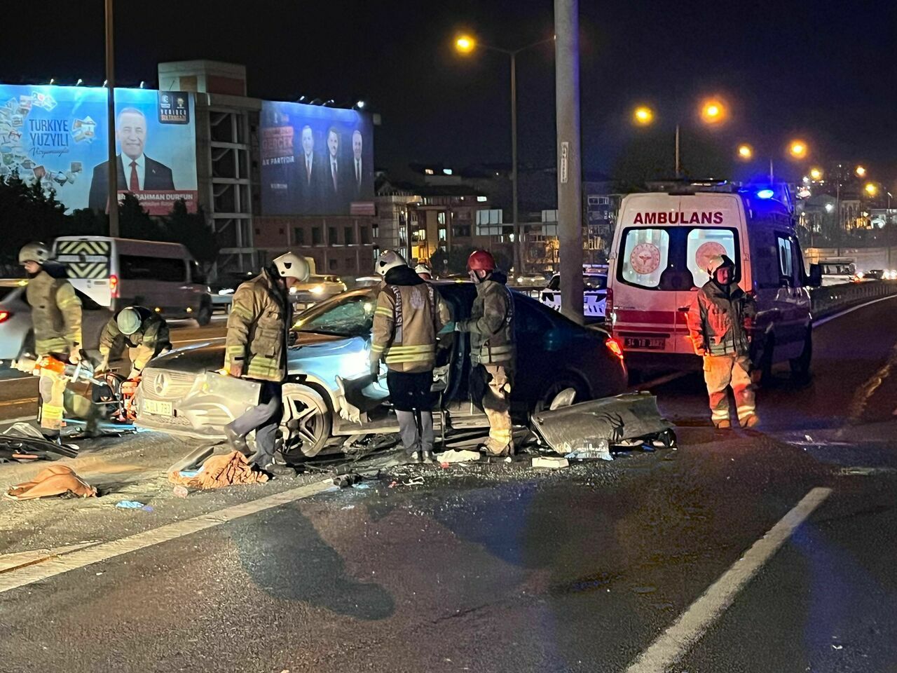 Ontrolden Çıkan Araç Bariyerlere Saplandı3