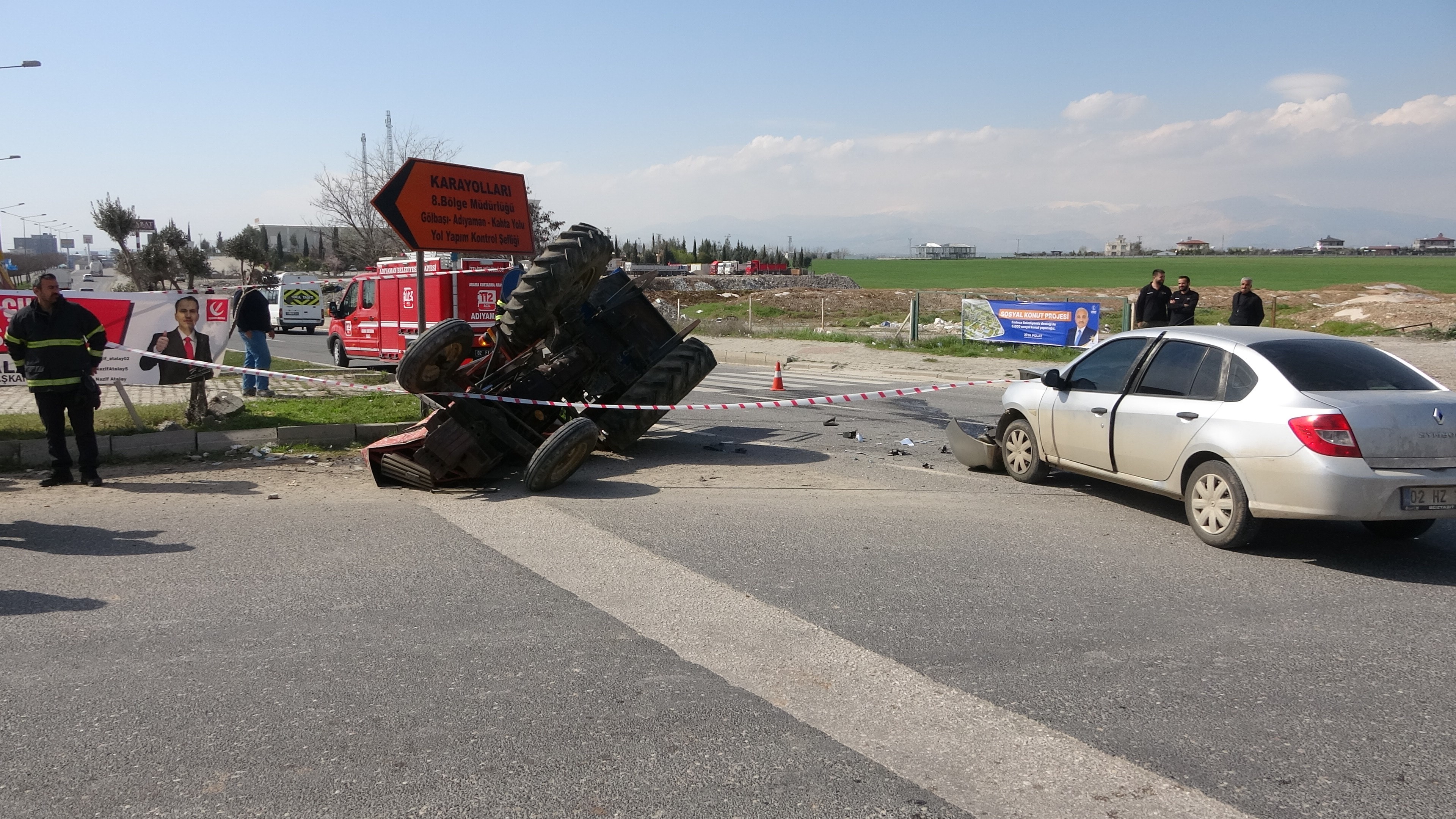 Otomobille Çarpışan Traktör Devrildi2