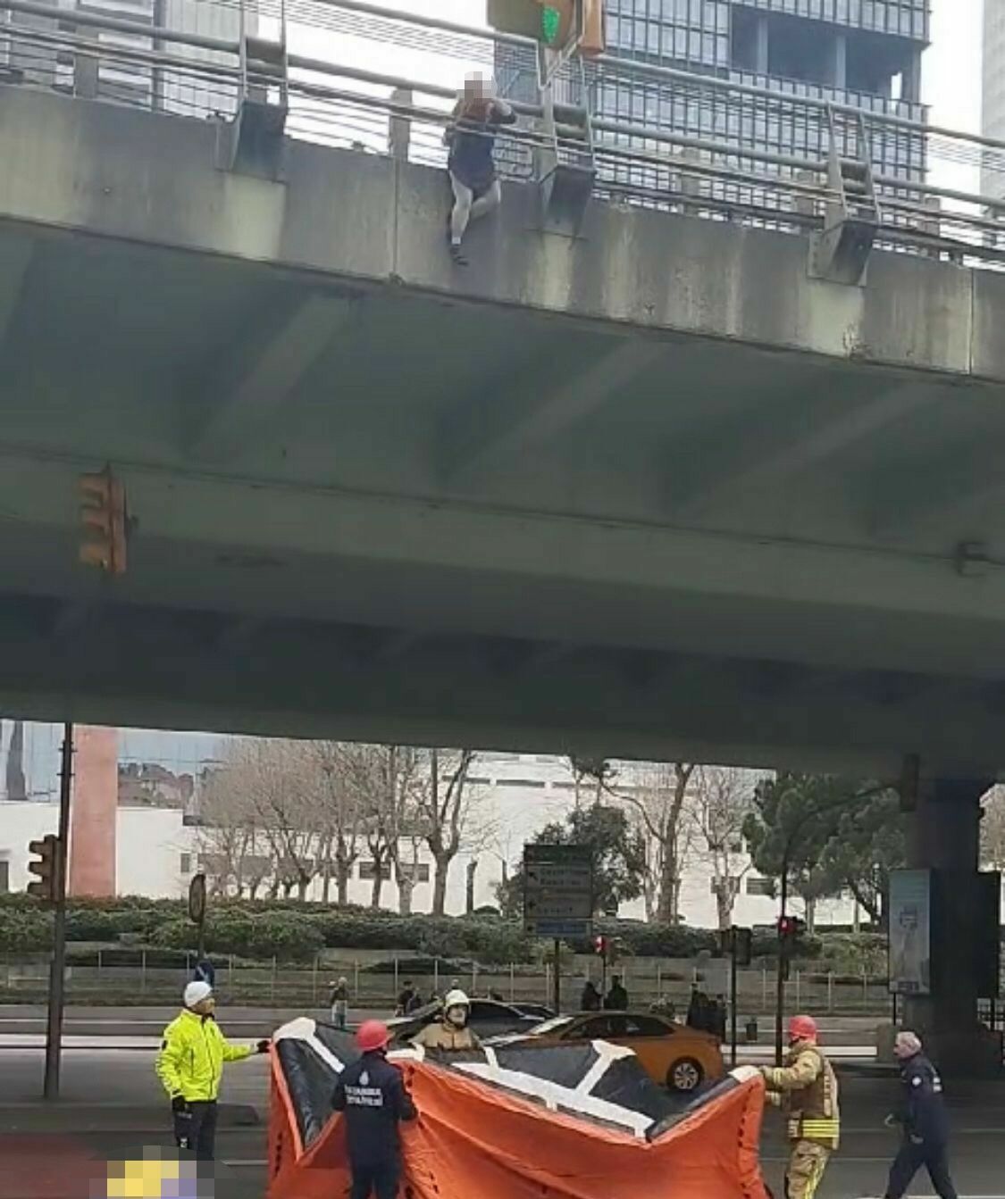 Şişli’de Kadın Viyadükten Aşağıya Atladı, Son Anda Yatağa Düştü2