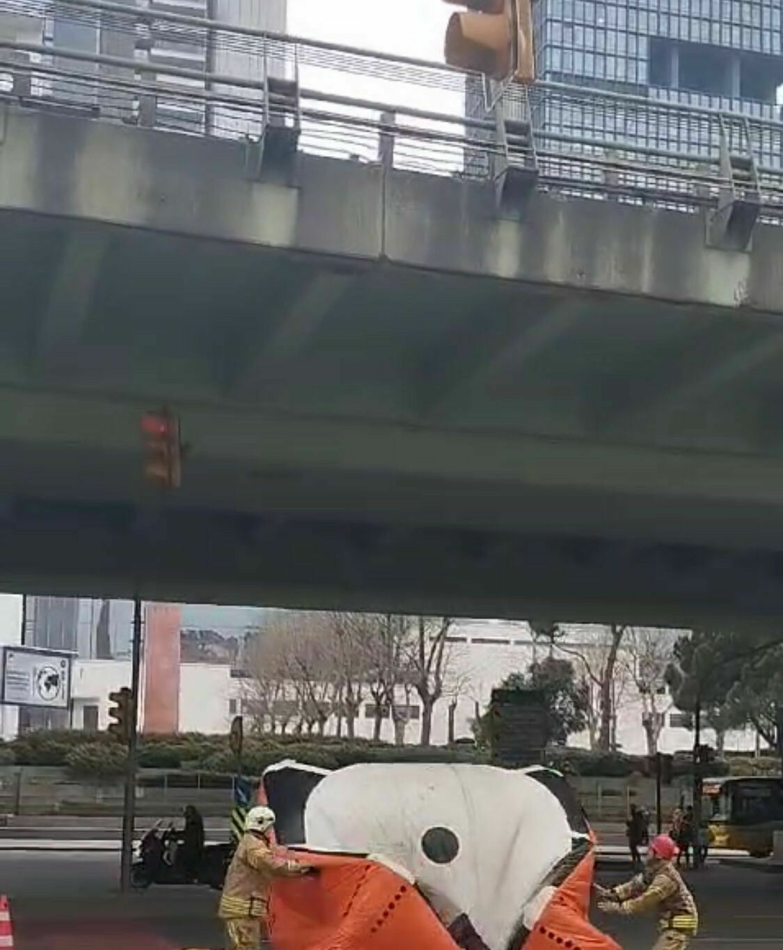 Şişli’de Kadın Viyadükten Aşağıya Atladı, Son Anda Yatağa Düştü3