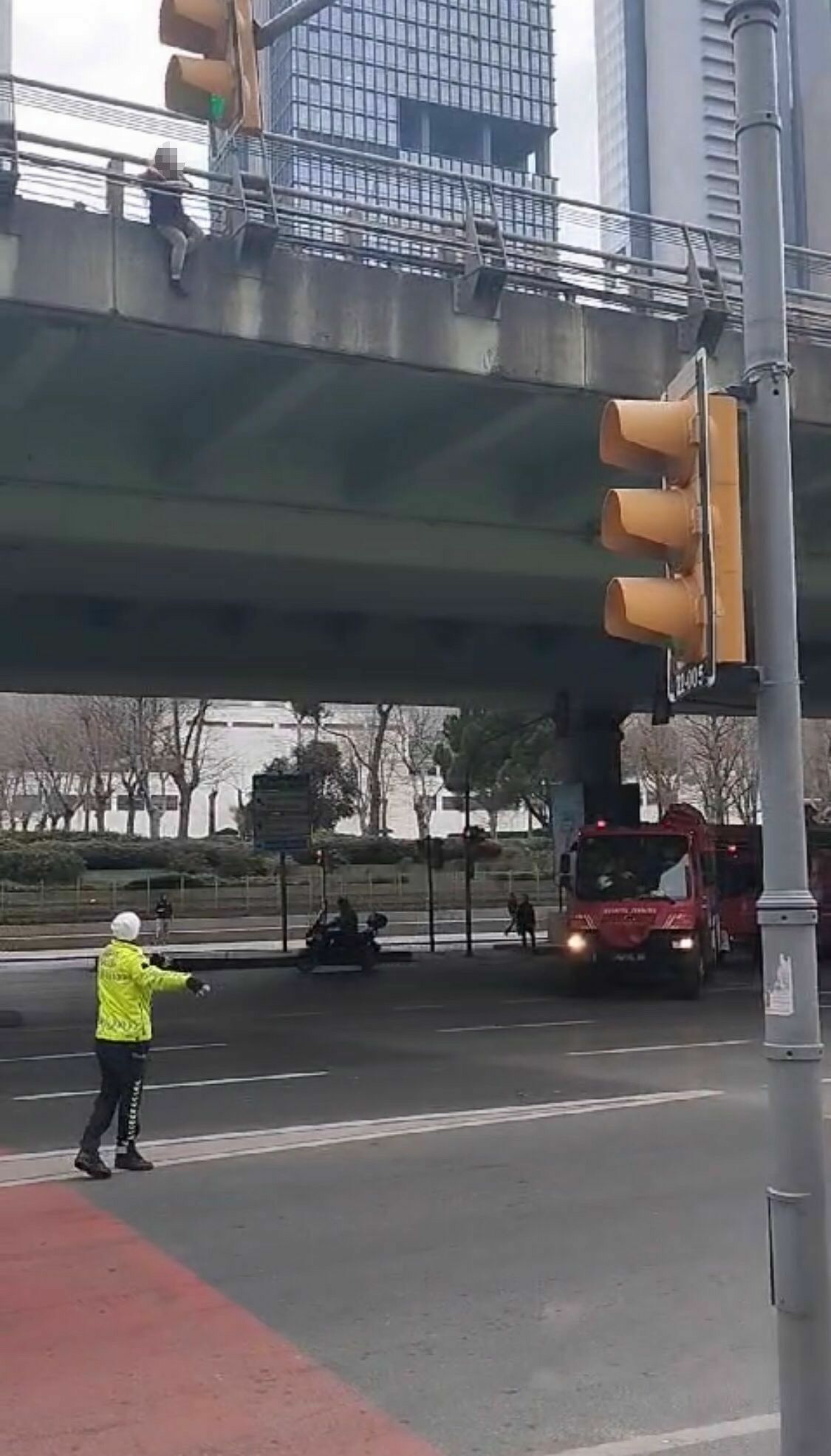 Şişli’de Kadın Viyadükten Aşağıya Atladı, Son Anda Yatağa Düştü6