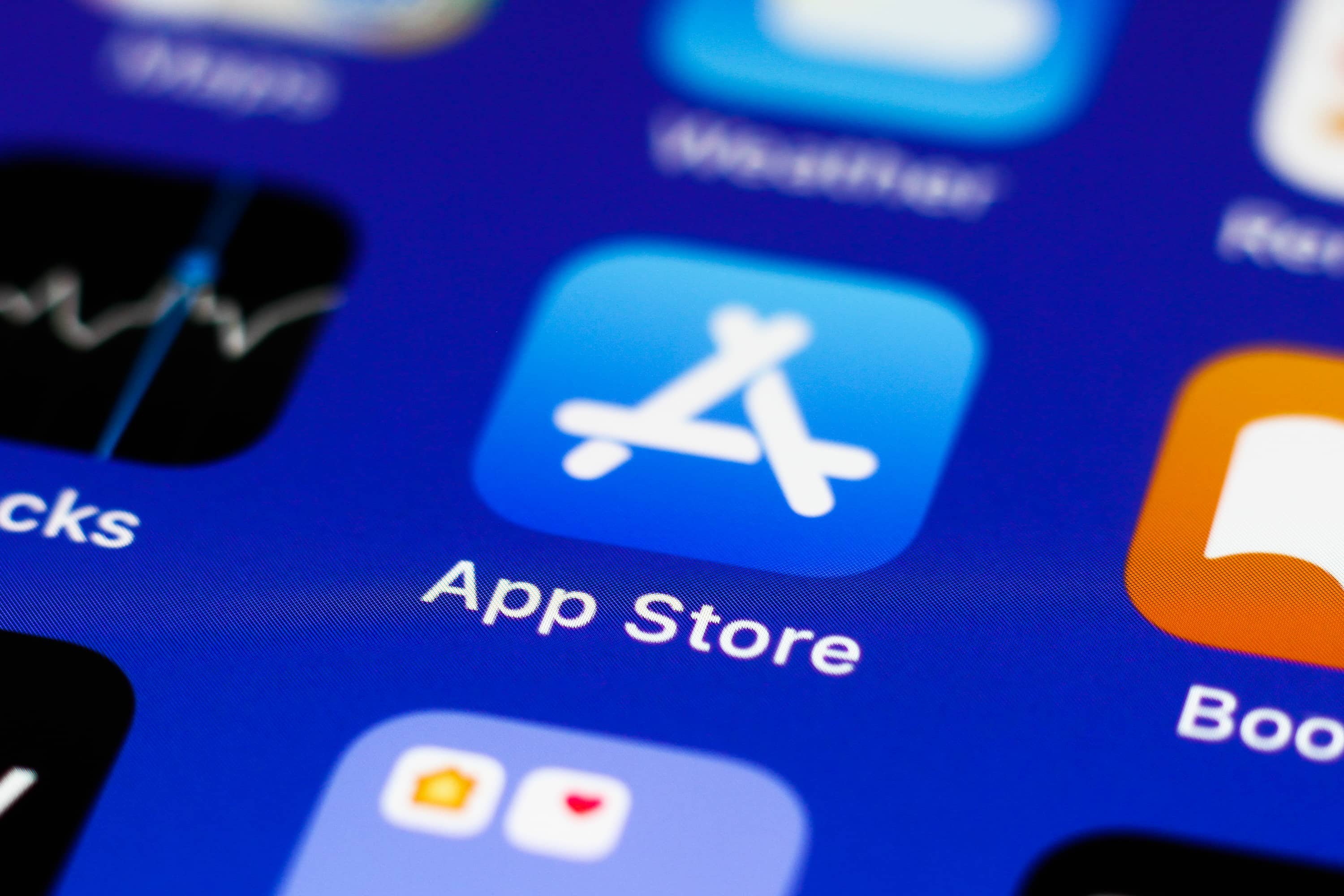 Apple rıza dışı içerik oluşturan uygulamaları App Store'dan kaldırıyor