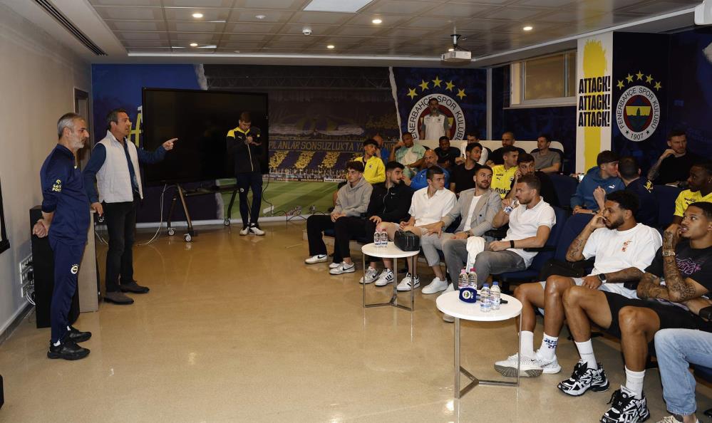 Fenerbahçe Başkanı Ali Koç futbolcularla toplantı yaptı