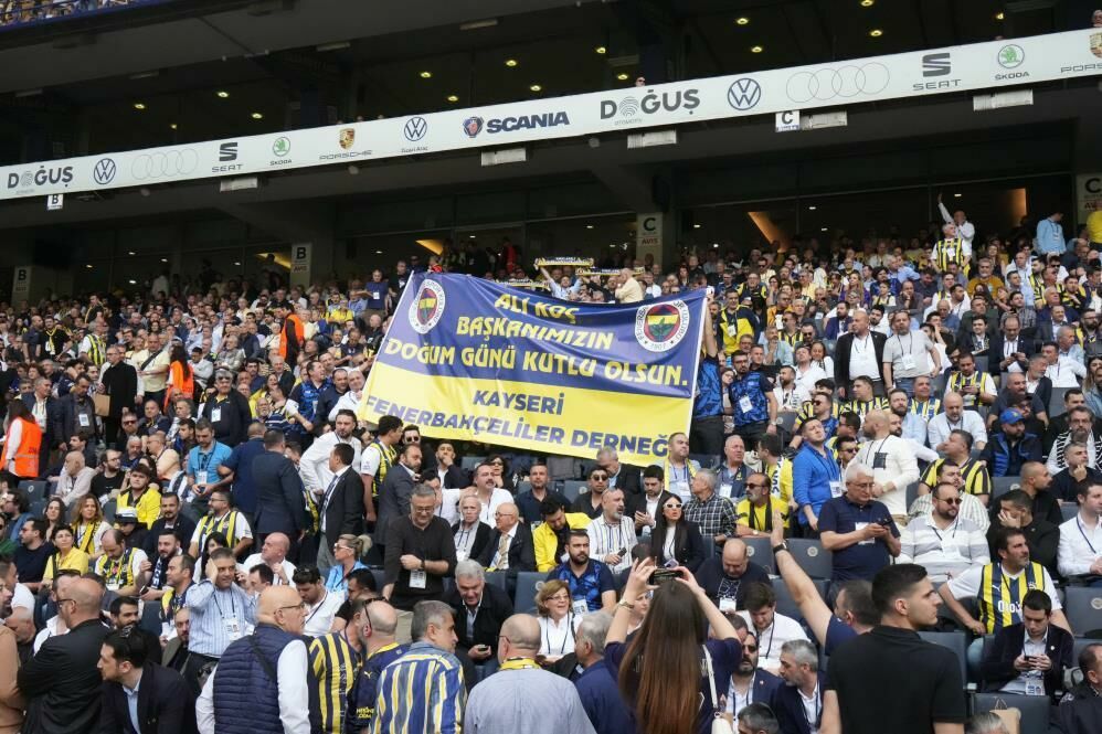 Fenerbahçe olağanüstü genel kurul toplantısı için stadyuma geldi