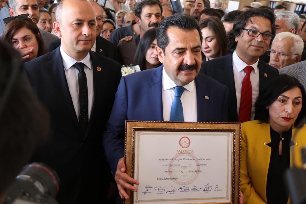 Ali Rıza Ertemur Pamukkale Belediye Başkanlığı mazbatasını aldı