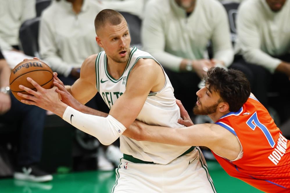 Boston Celtics Oklahoma City Thunder yenerek normal sezonu lider bitirdi