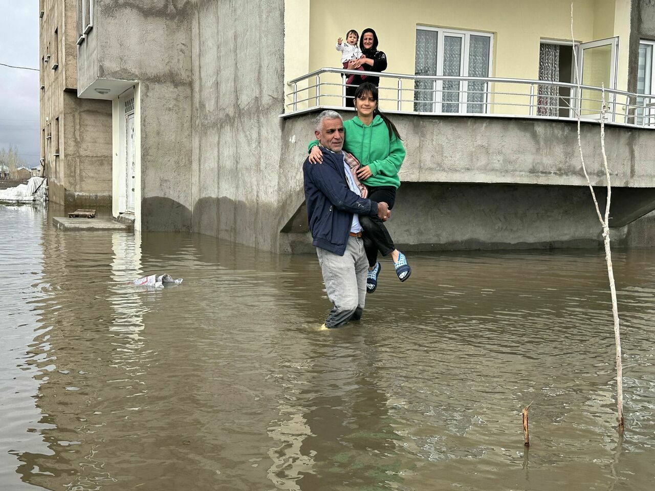 Hakkari'de sağanak yağışlar nedeniyle evler sular altında kaldı