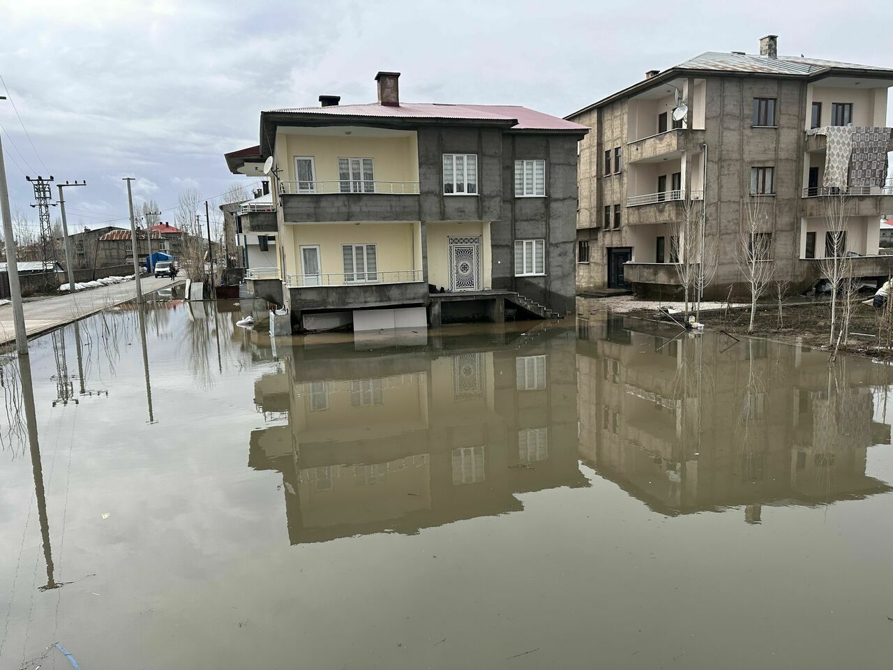 Hakkari'de sağanak yağışlar nedeniyle evler sular altında kaldı